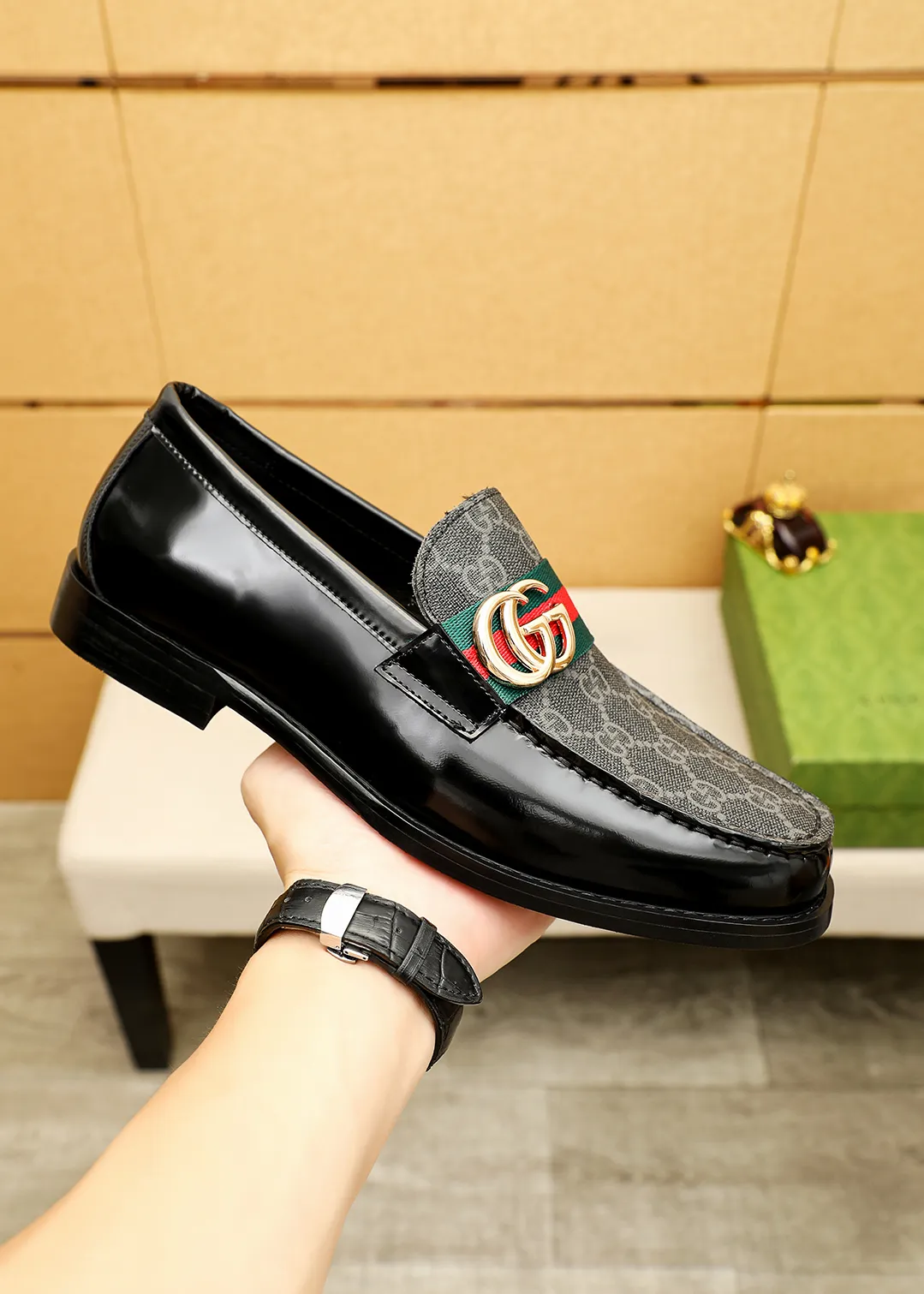Men's shoes 💰480 💐 Product trademark: GUCCI "Gucci" casual leather shoes Regular size: 38-44 (45.46🉑️customized) Product materials: Selected imported first-layer calfskin embossed upper + luxury hardware buckle, imported water-dyed cowhide leather lining. Strong three-dimensional visual effect, original outsole color: 2 colors available